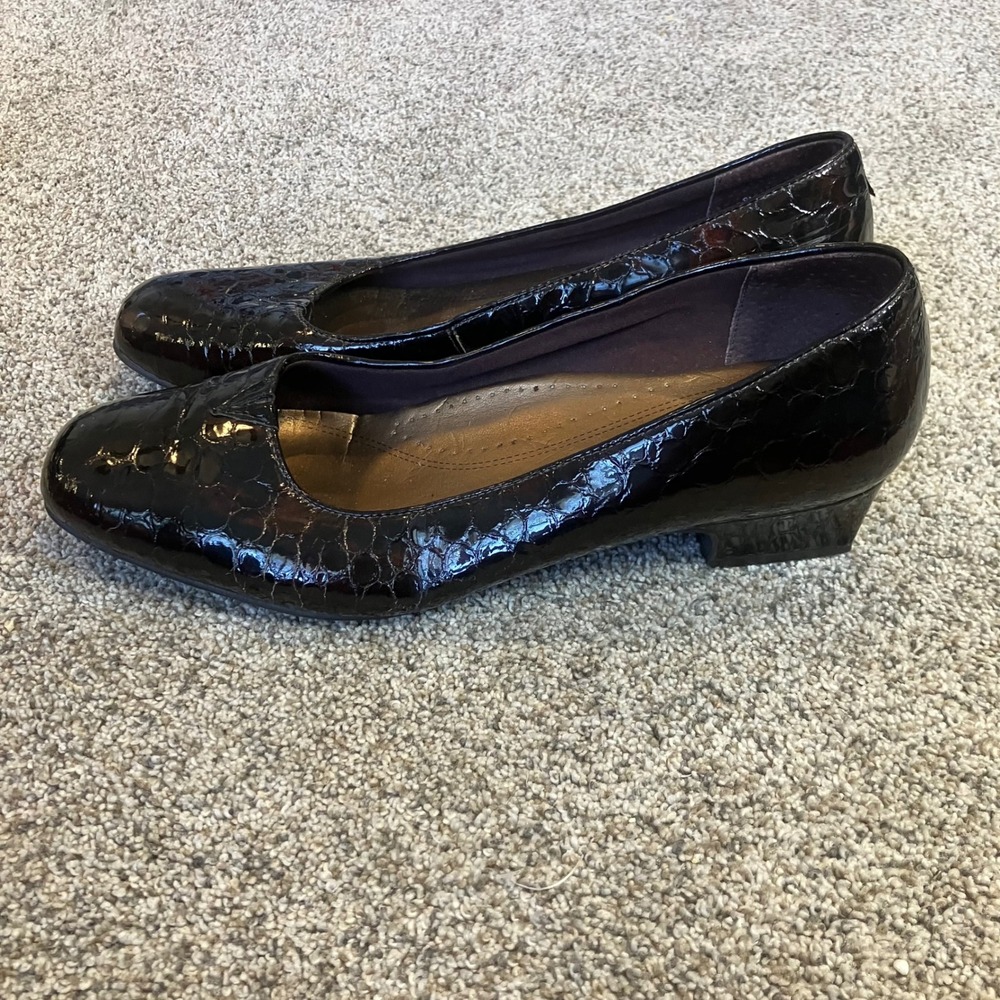 Trotters Womens 9M Dark Brown Croc Embossed Patent Low Block‎ Heel Pumps T3235